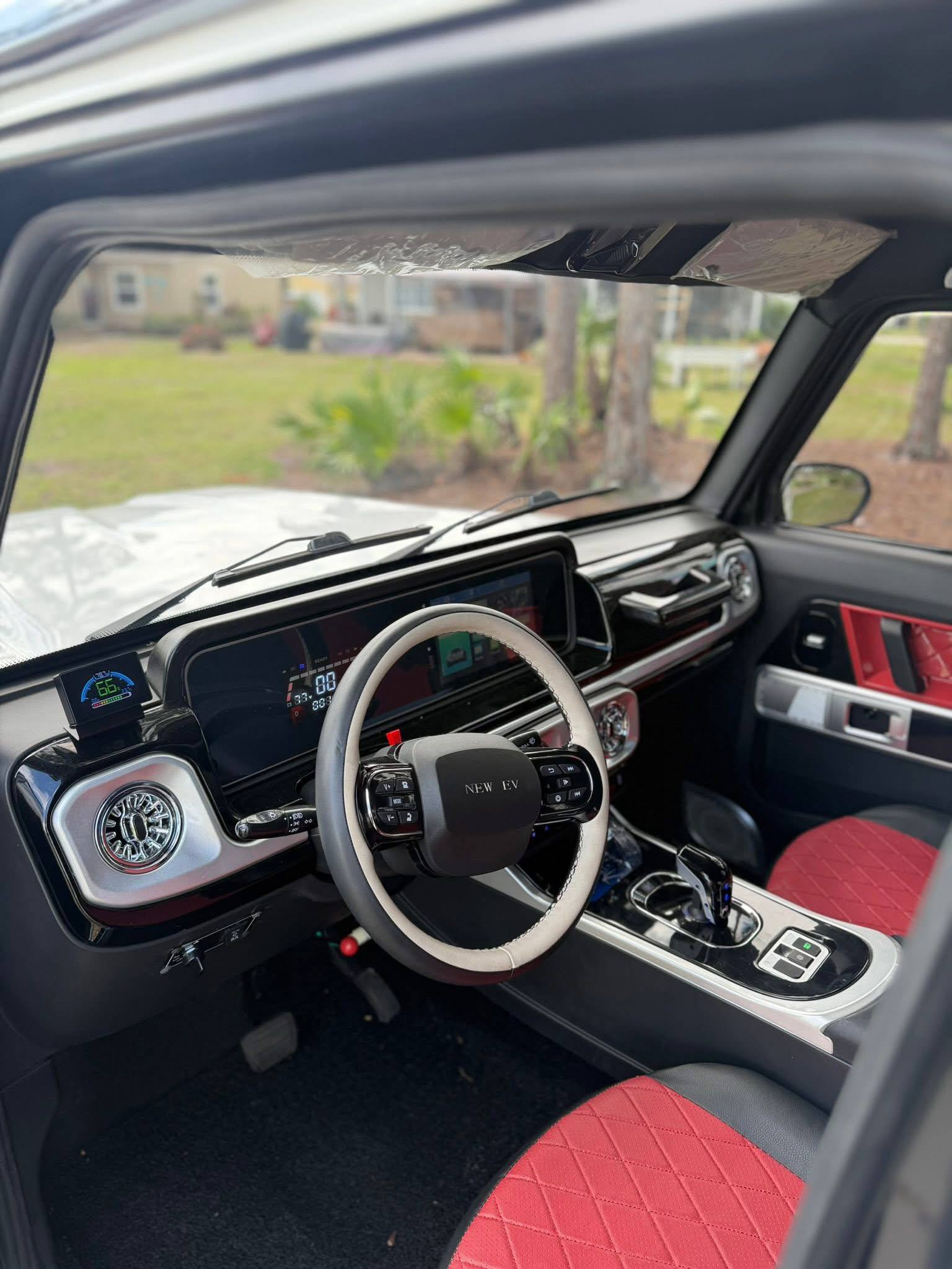Водительское место и передняя панель электромобиля в стиле G-Class