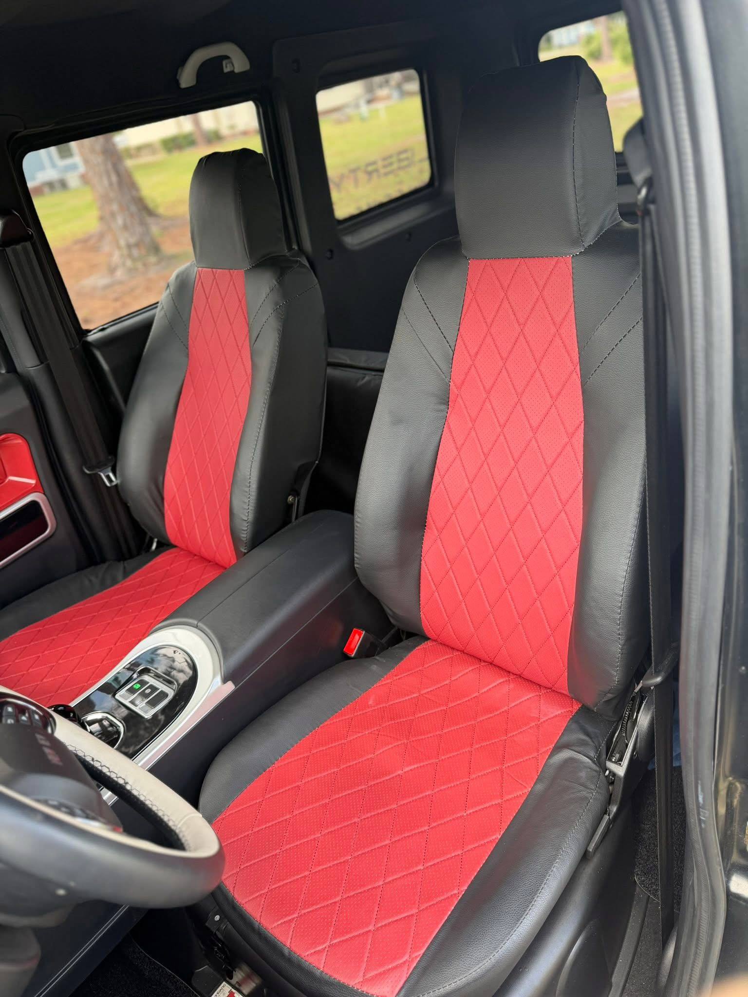 Передние сиденья салона электромобиля в стиле G-Class