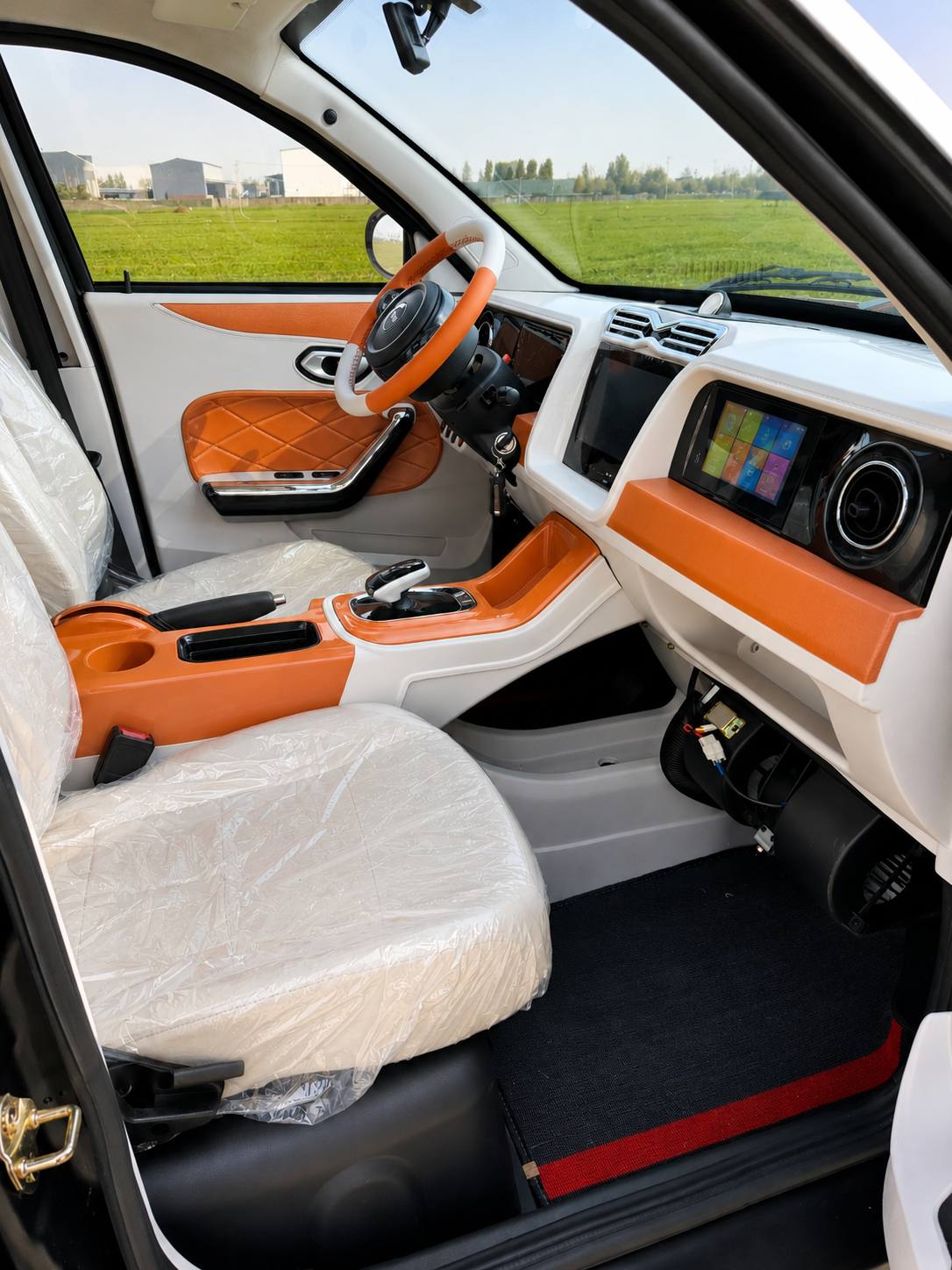 Передние сиденья и центральная консоль электромобиля в стиле Porsche